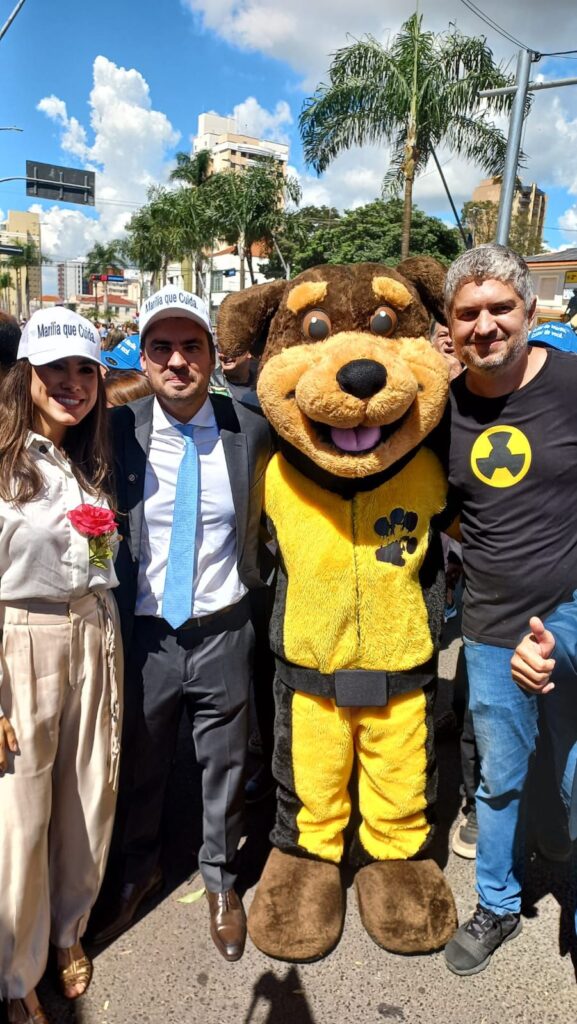 Pitucão, mascote inspirado em Pituco, conquista público na estreia em desfile na Sampaio Vidal pelos 97 anos de Marília